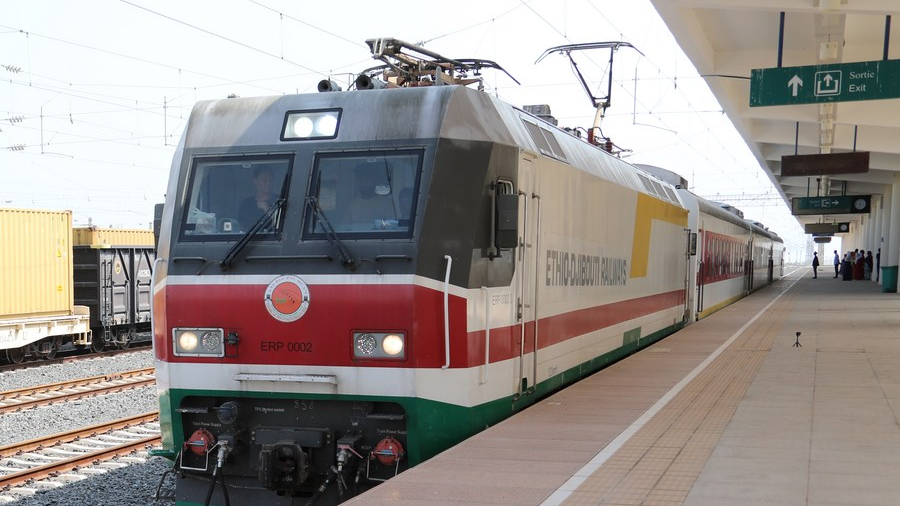 Sebuah kereta api melewati stasiun kereta api Nagad di sepanjang jalur kereta api Ethiopia-Djibouti di Djibouti, 19 September 2022. /Xinhua