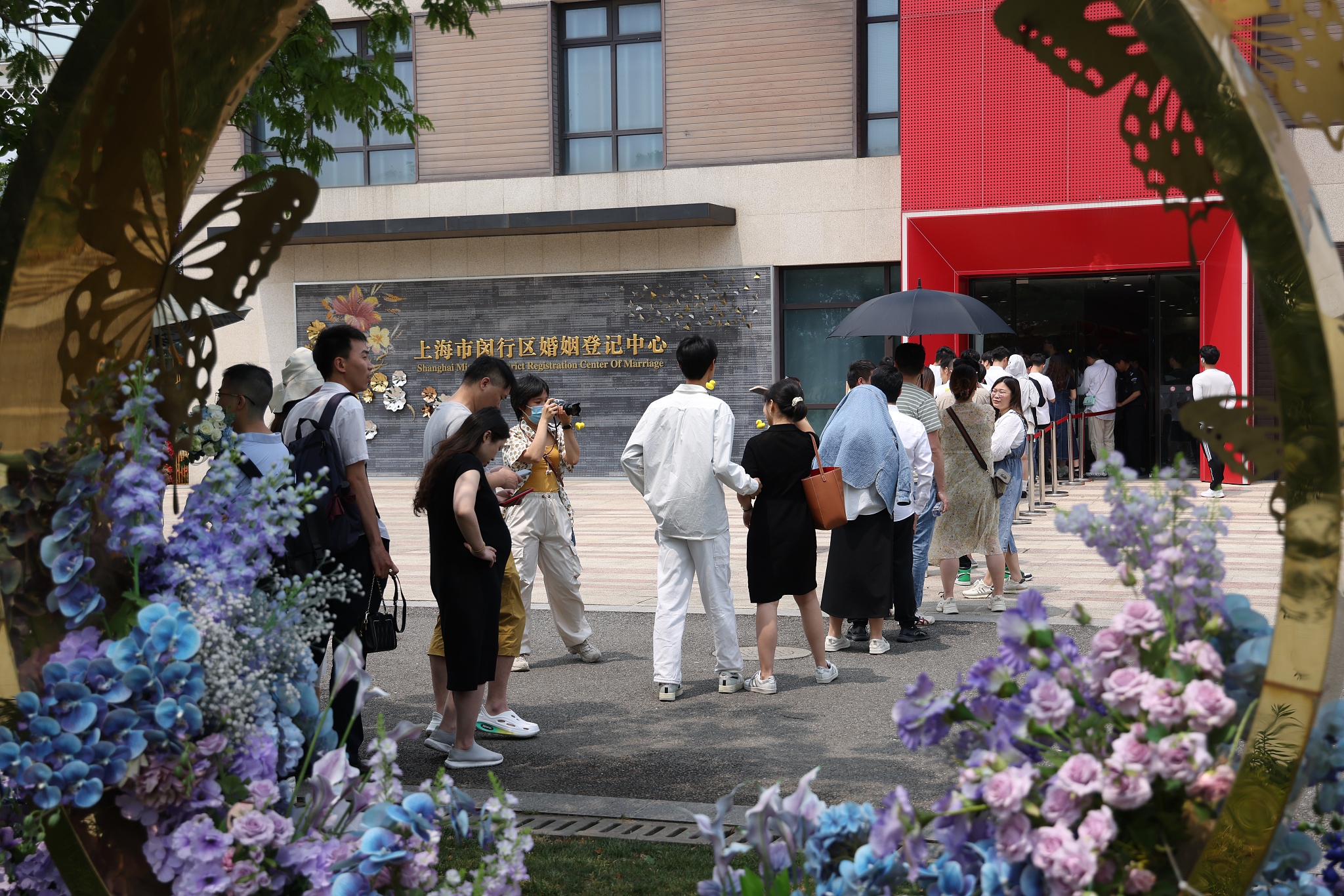 Couples line up to register for marriage at Shanghai Minhang District Registration Center of Marriage in east China's Shanghai, June 1, 2024. /CFP