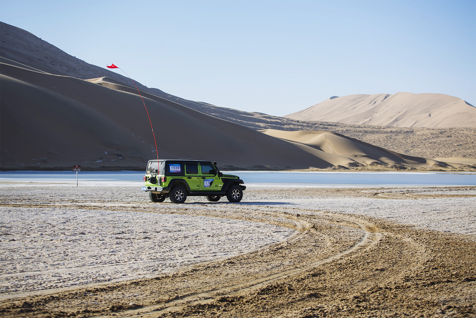 An off-road vehicle drives across the Badain Jaran Desert in Alxa League, north China's Inner Mongolia Autonomous Region. /IC