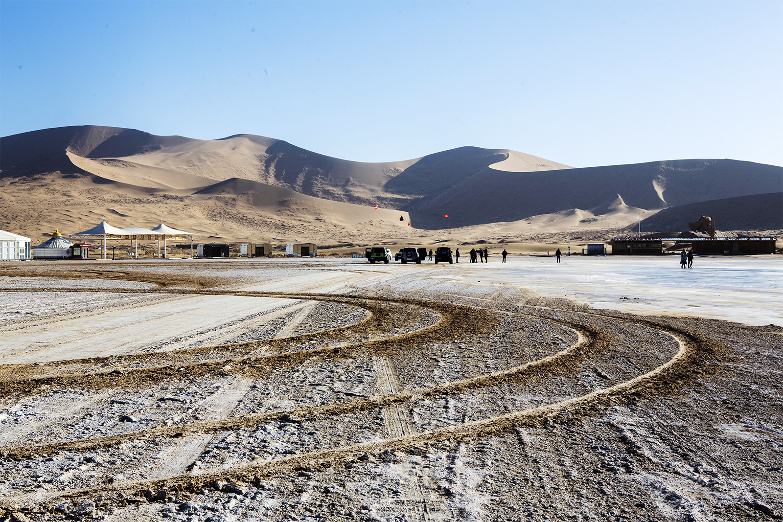 Enthusiasts attend an off-road event at the Badain Jaran Desert in Alxa League, north China's Inner Mongolia Autonomous Region. /IC