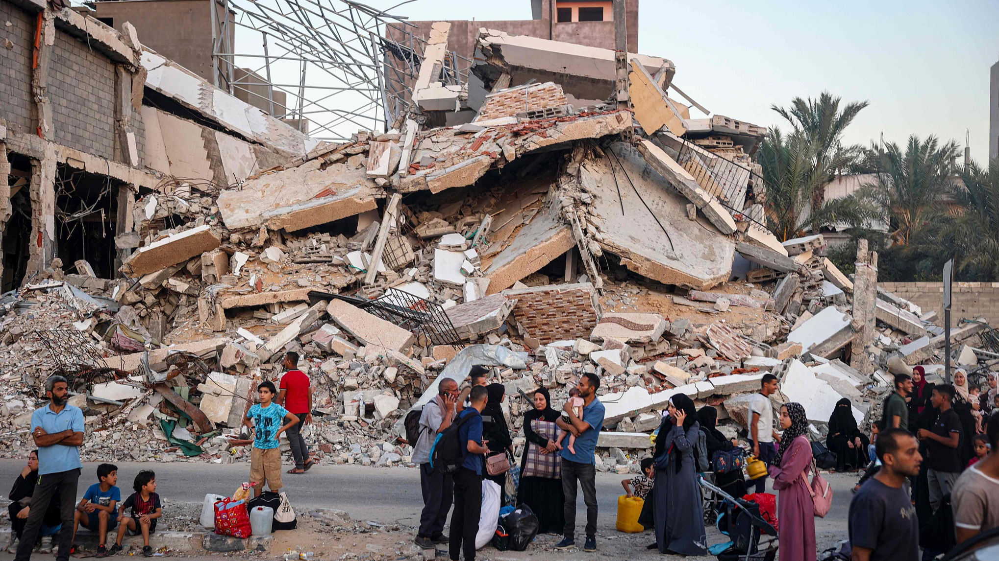 Palestinians carrying their personal belongings flee the al-Bureij refugee camp in the central Gaza Strip, July 28, 2024. /CFP