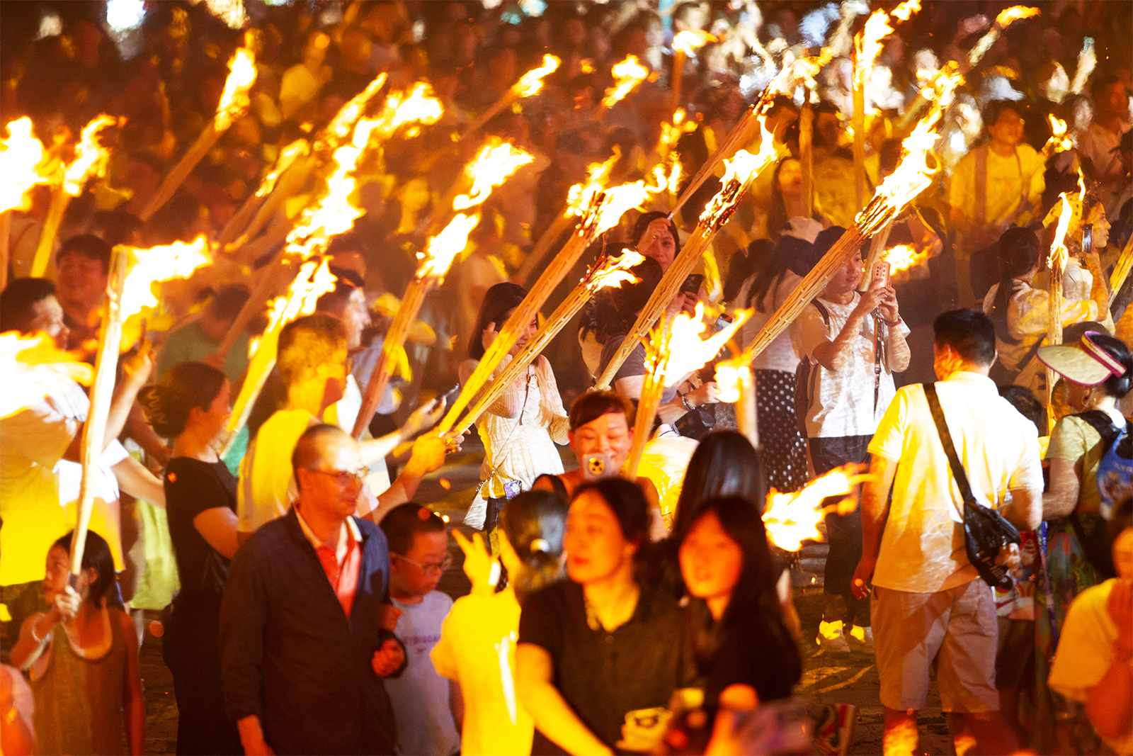 Warga merayakan Festival Obor di Kunming, Provinsi Yunnan pada 26 Juli 2024. /IC