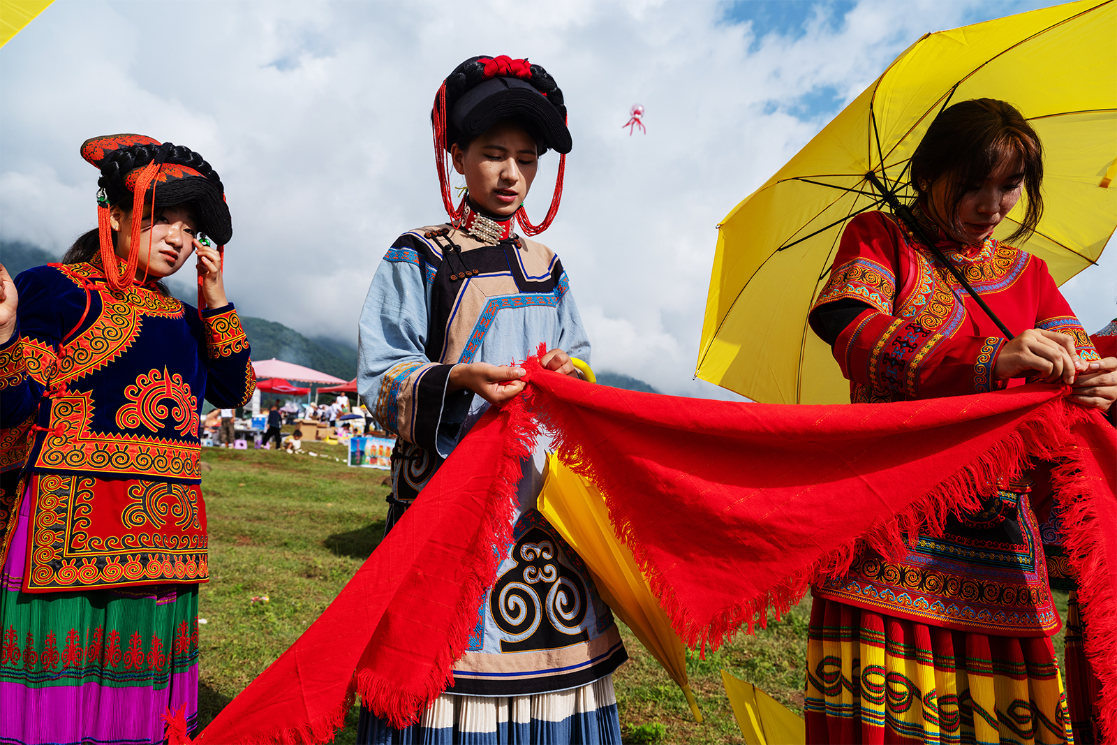 Para wanita mengenakan pakaian tradisional Yi ikut serta dalam perayaan Festival Obor di Gunung Luoji di Prefektur Otonomi Liangshan Yi, provinsi Sichuan, 22 Juli 2024. /IC