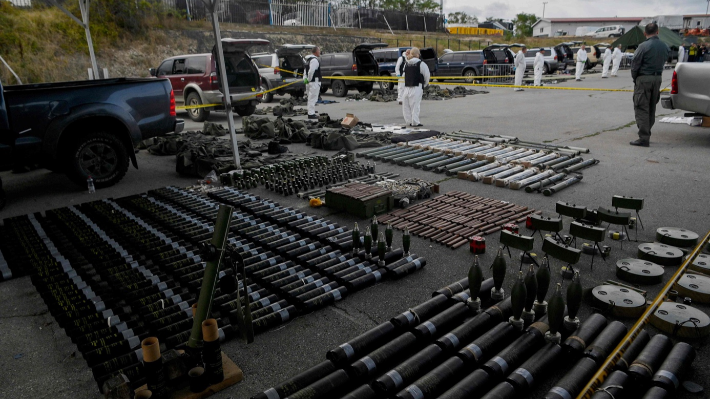 Petugas polisi Kosovo memamerkan senjata dan peralatan militer yang disita di desa Banjska, di Mitrovica, Kosovo, 25 September 2023. /VCG