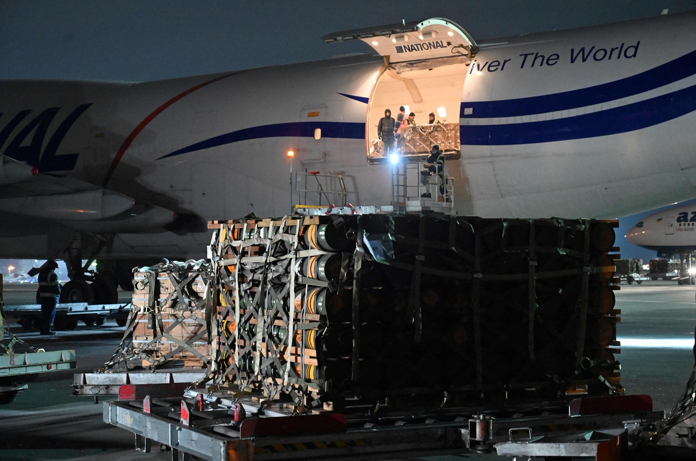 Pengiriman baru bantuan keamanan AS yang diberikan kepada Ukraina dibongkar di Bandara Internasional Boryspil di Kyiv, Ukraina, 25 Januari 2022. /VCG 