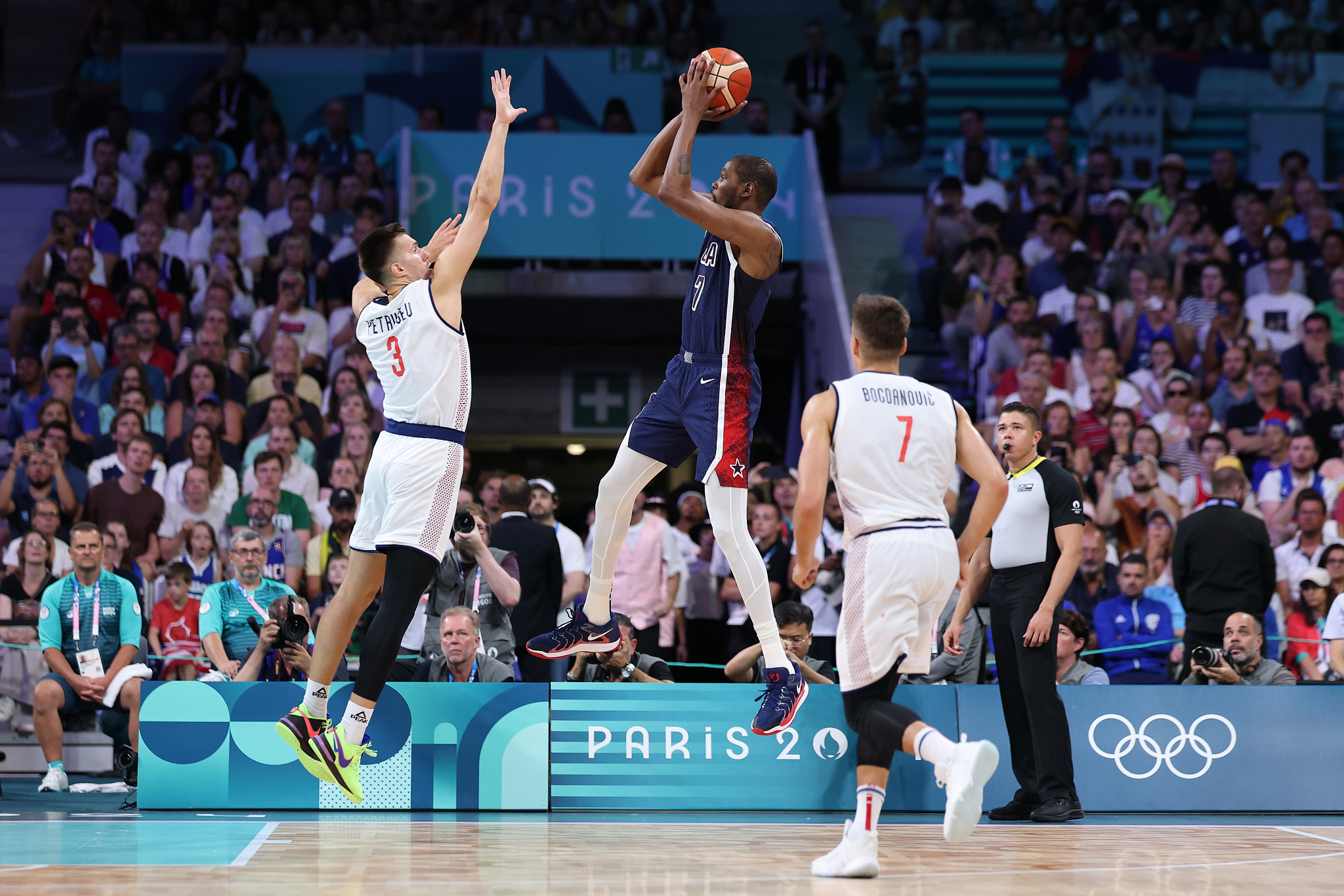 Kevin Durant (C) of the USA shoots in a men's basketball game against Serbia at the 2024 Summer Olympics in Paris, France, July 28, 2024. /CFP