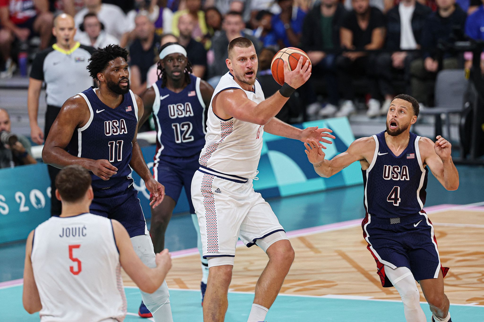 Nikola Jokic (C) of Serbia grabs a rebound in a men's basketball game against the USA at the 2024 Summer Olympics in Paris, France, July 28, 2024. /CFP