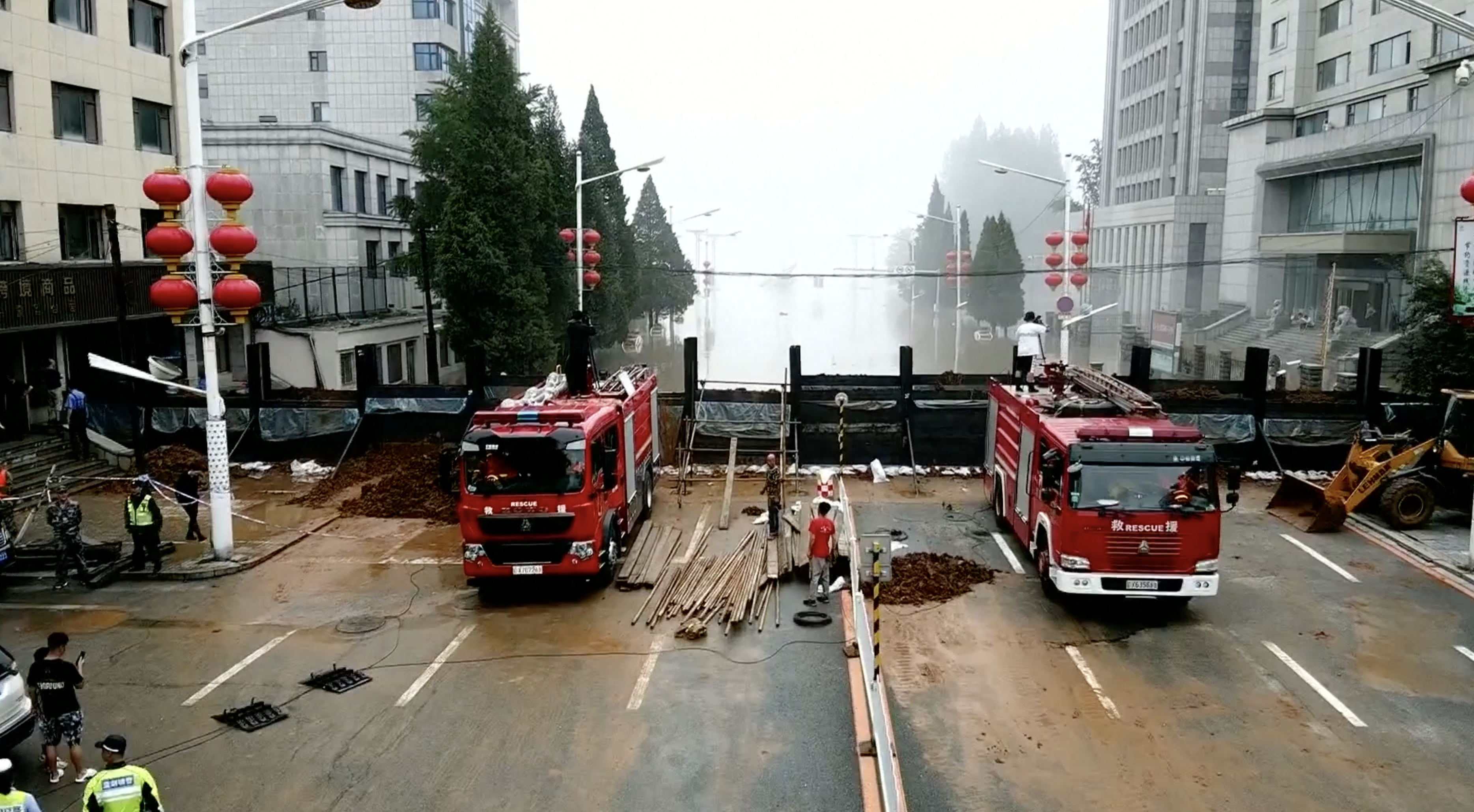 Firefighters install temporary flood-control gates in northeast Chinese city Dandong as water levels in the Yalu River rise rapidly due to days of downpour, July 28, 2024. /CMG