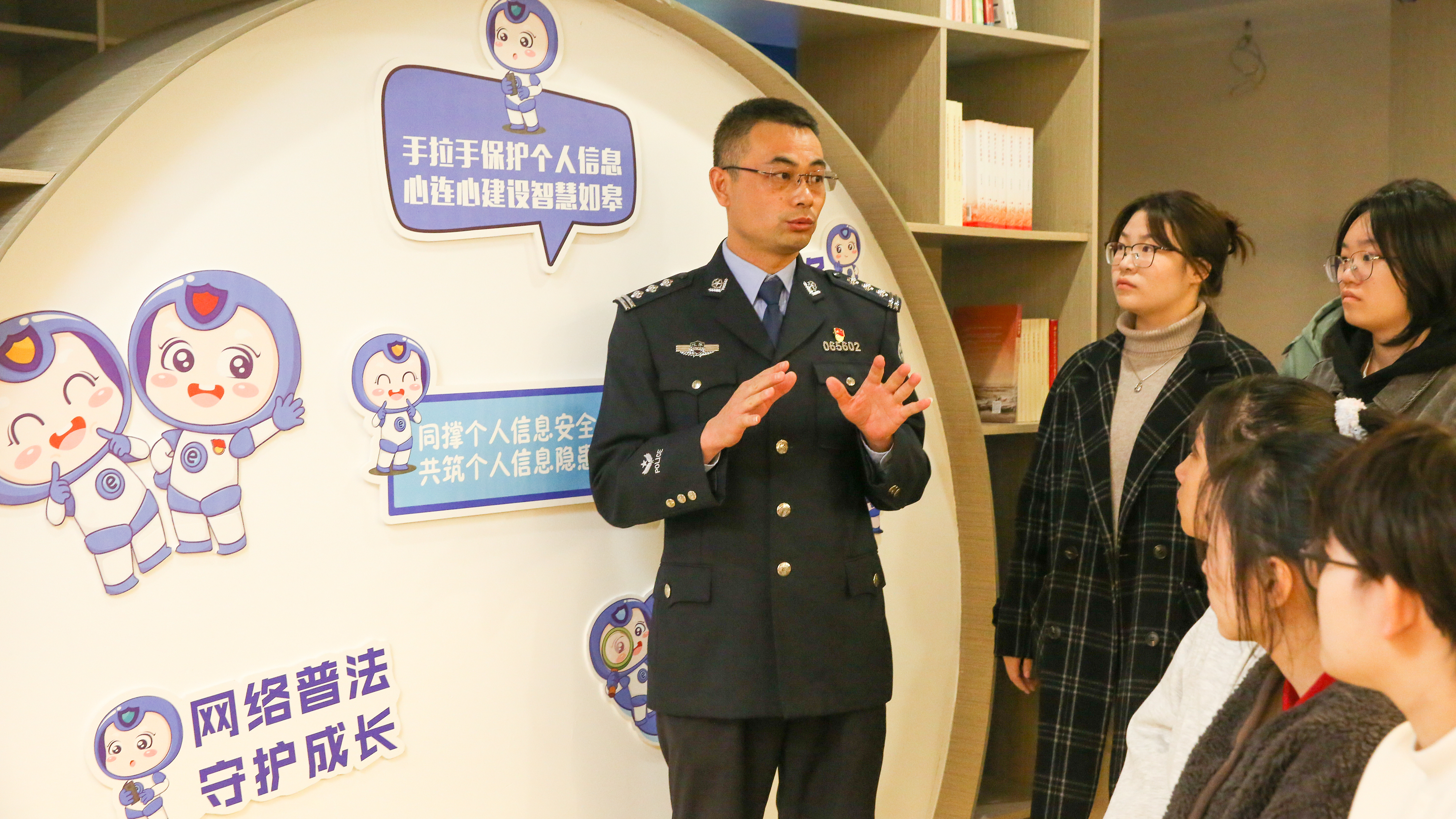 A police officer highlights the protection of minors in cyberspace during a community activity in Rugao, Nantong City, east China's Jiangsu Province, November 10, 2023. /CFP