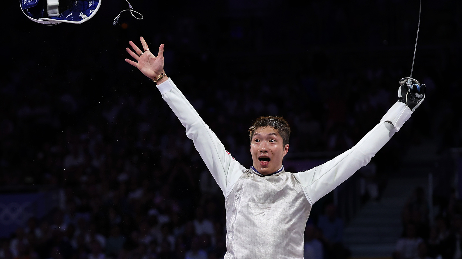 Cheung Ka Long celebrates winning men's foil individual at Paris Olympics in Paris, France, July 29, 2024. /CFP