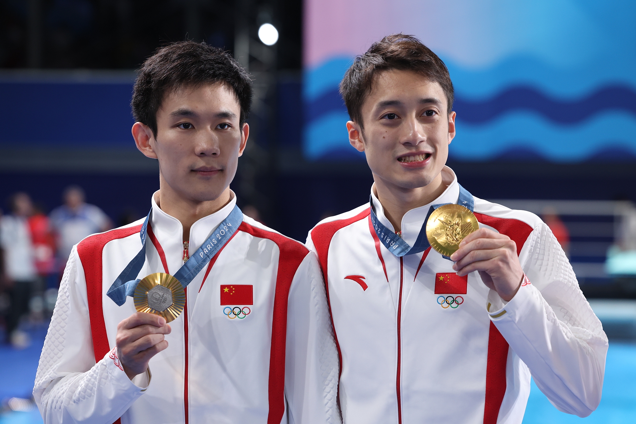 Yang Hao (L) and Lian Junjie pose with gold medals of men's synchronized 10m platform at Paris Olympics in Paris, France, July 29, 2024. /CFP