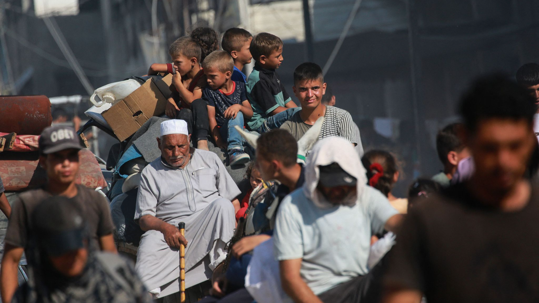 Displaced Palestinians leave western Khan Yunis to areas in the eastern parts of the city following reports of Israeli forces withdrawing from the area in the southern Gaza Strip, July 30, 2024. /CFP