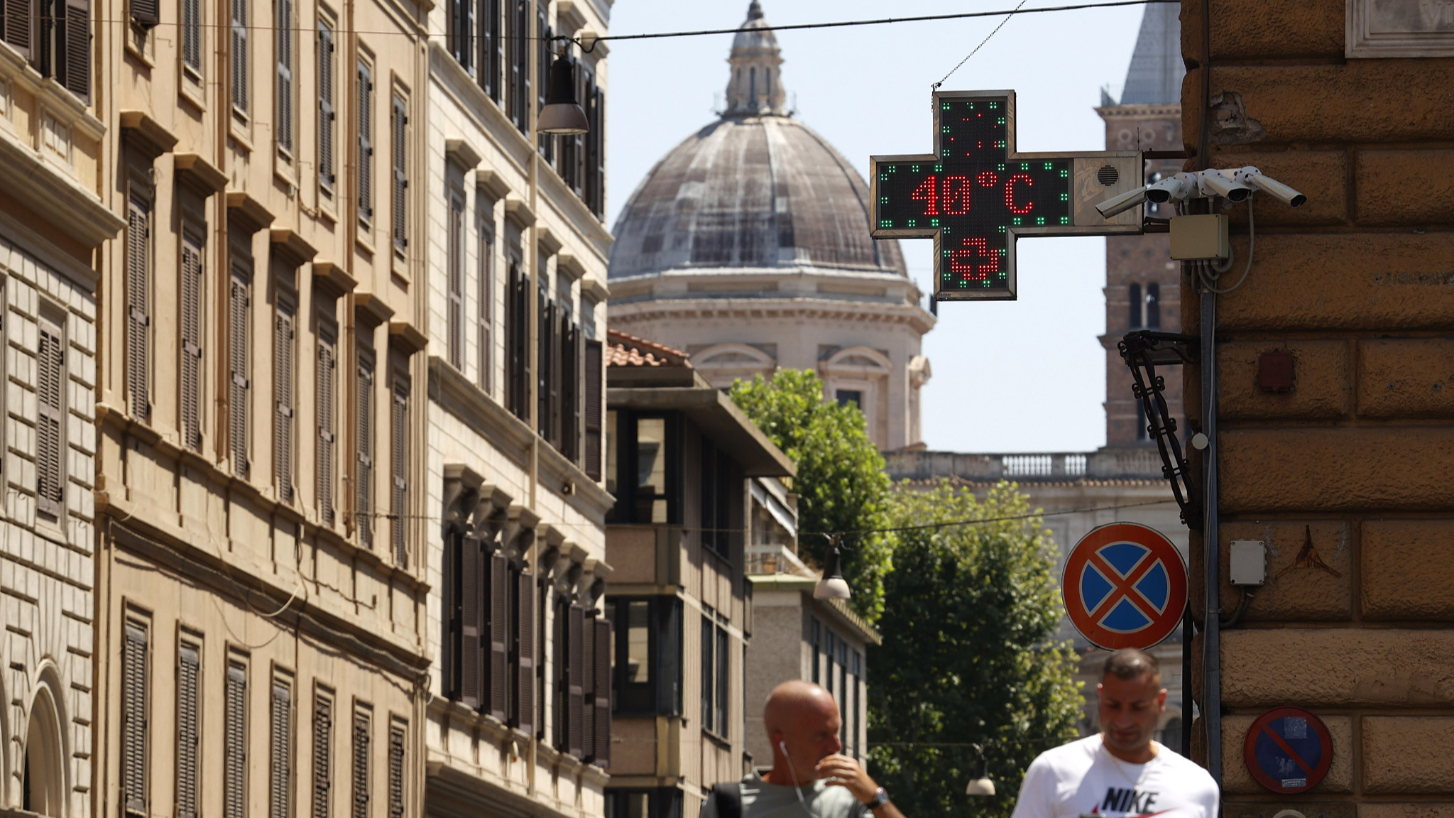 A signboard displays the temperature (40 degrees Celsius) during a sultry day in Rome, Italy, July 29, 2024. /CFP