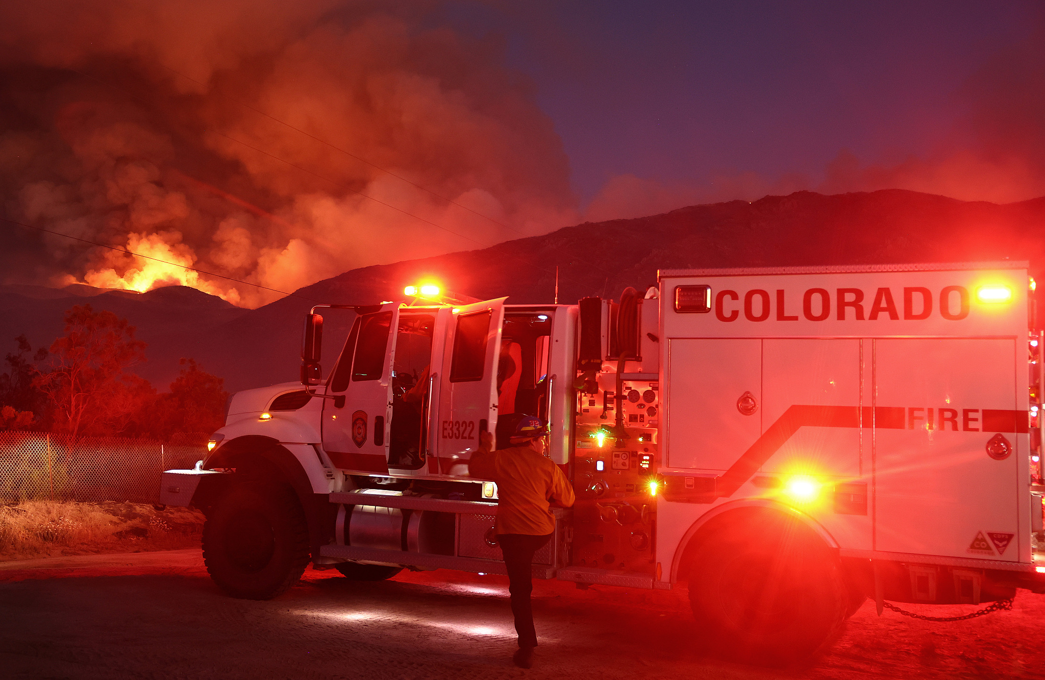 A firefighter working as wildfire burns with evacuation orders in the area near Aguanga, in the U.S state of California, July 29, 2024. /CFP