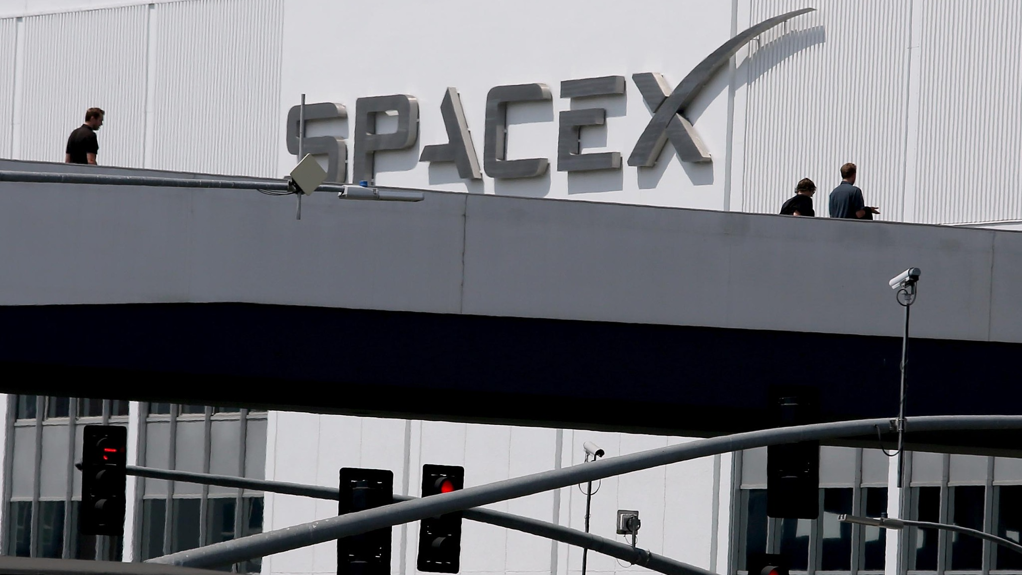 Employees walk across the bridge from parking to SpaceX in Hawthorne, California, the United States, July 17, 2024. /CFP