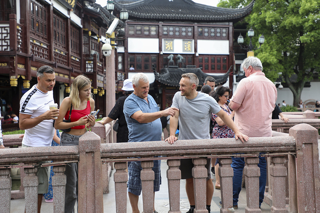 An undated photo shows foreign tourists visiting the Yuyuan Garden in Shanghai. /CFP