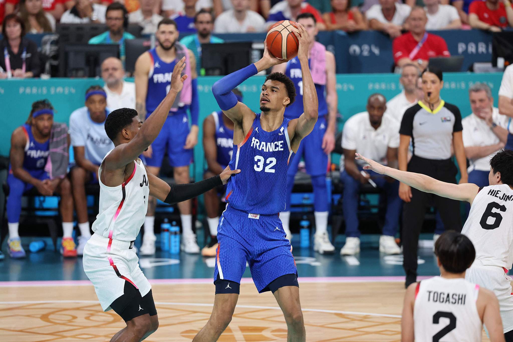 Victor Wembanyama (#32) of France shoots in the men's basketball game against Japan at the 2024 Summer Olympic Games in Paris, France, July 30, 2024. /CFP