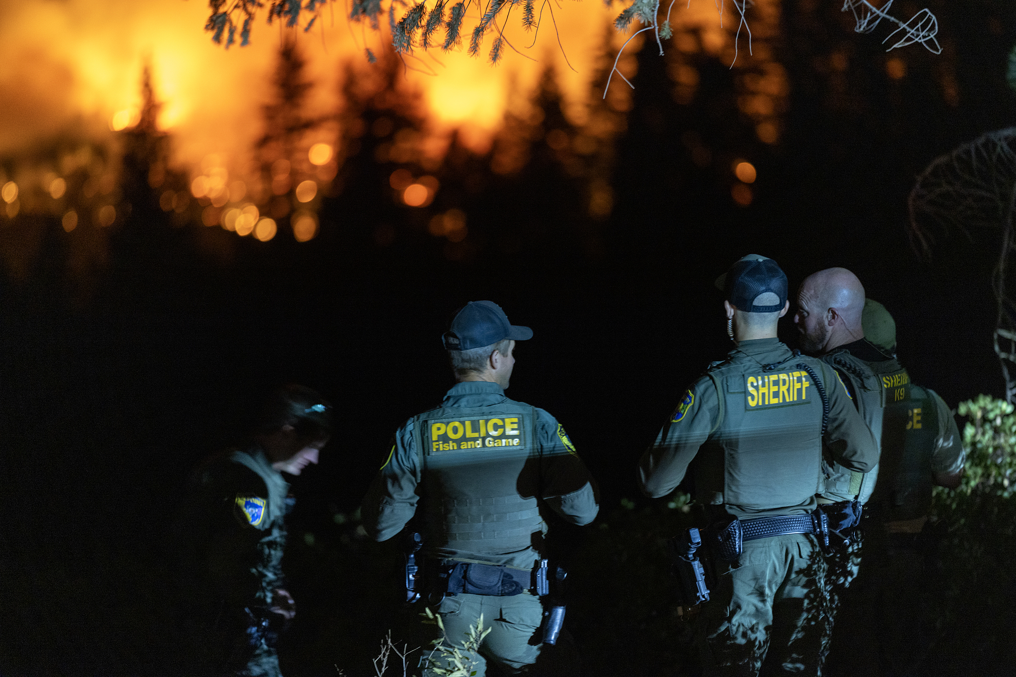 Law enforcement officers view the Park Fire near Chico City, California, USA, July 29, 2024. /CFP