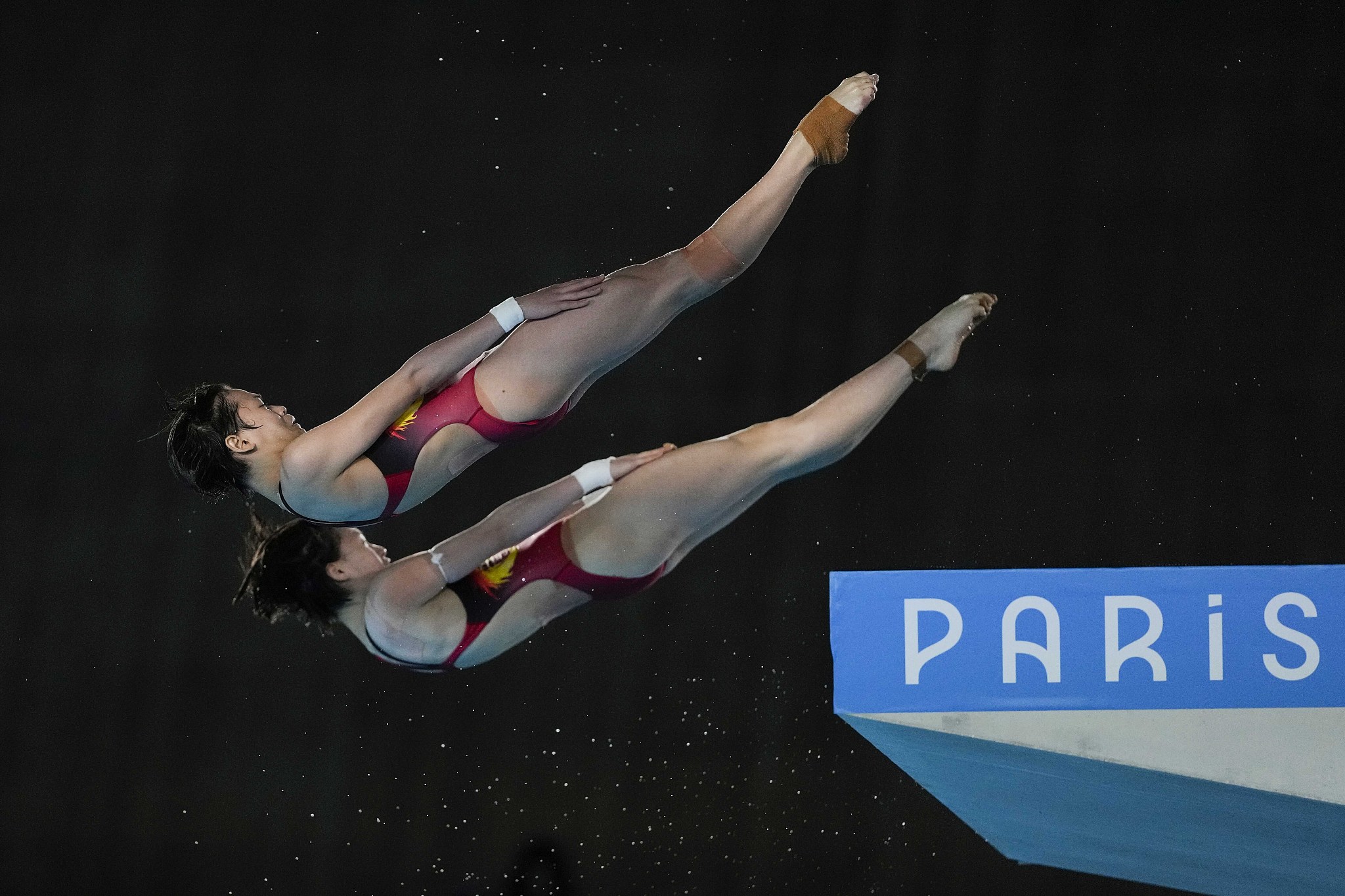 Quan Hongchan dan Chen Yuxi bertanding dalam final loncat indah sinkronisasi 10 meter putri di Olimpiade Musim Panas 2024 di Paris, Prancis, 31 Juli 2024. /CFP