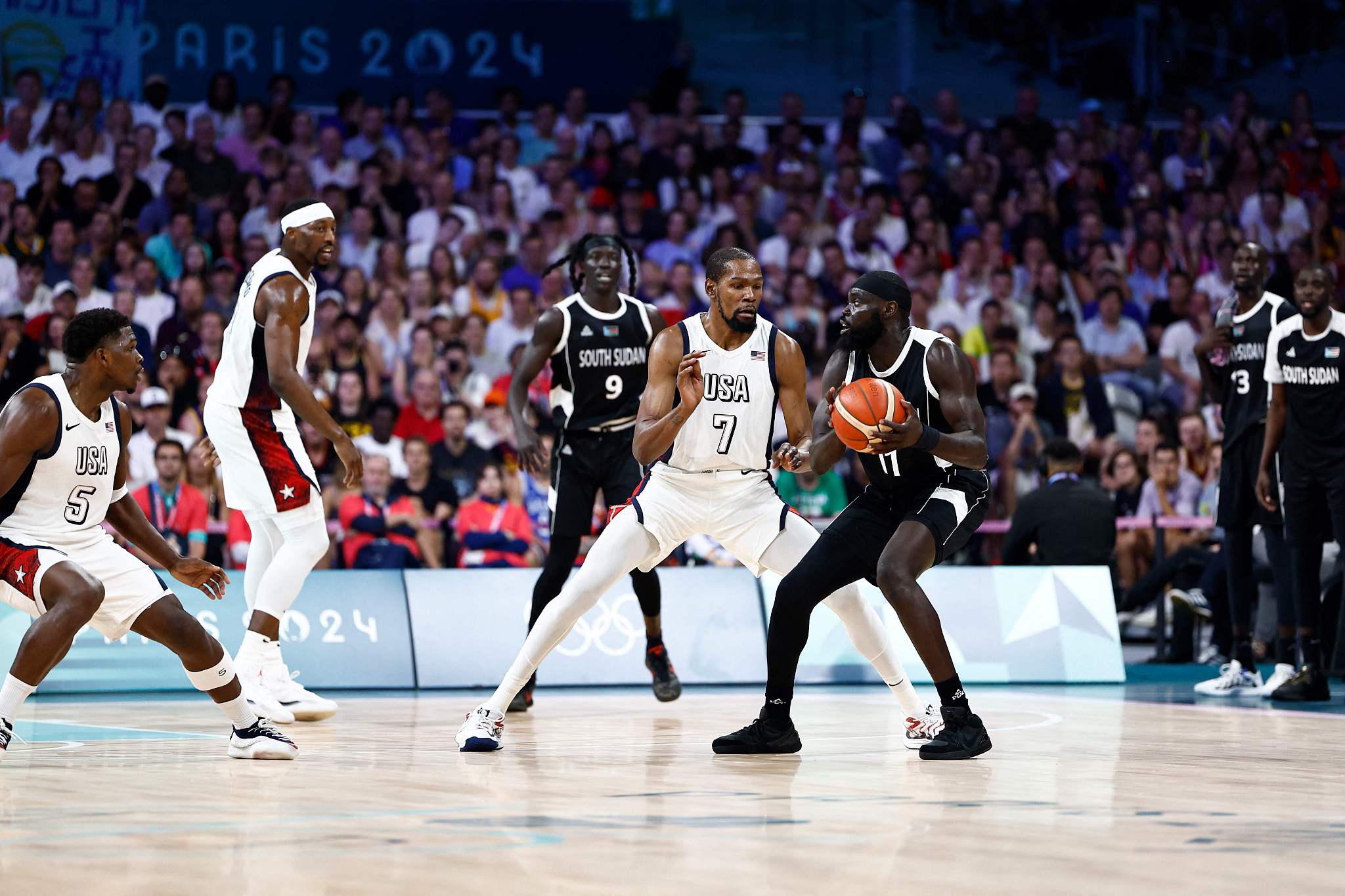 Kevin Durant (#7) of the USA guards Marial Shayok of South Sudan in a men's basketball group stage game at the 2024 Summer Olympics in Paris, France, July 31, 2024. /CFP