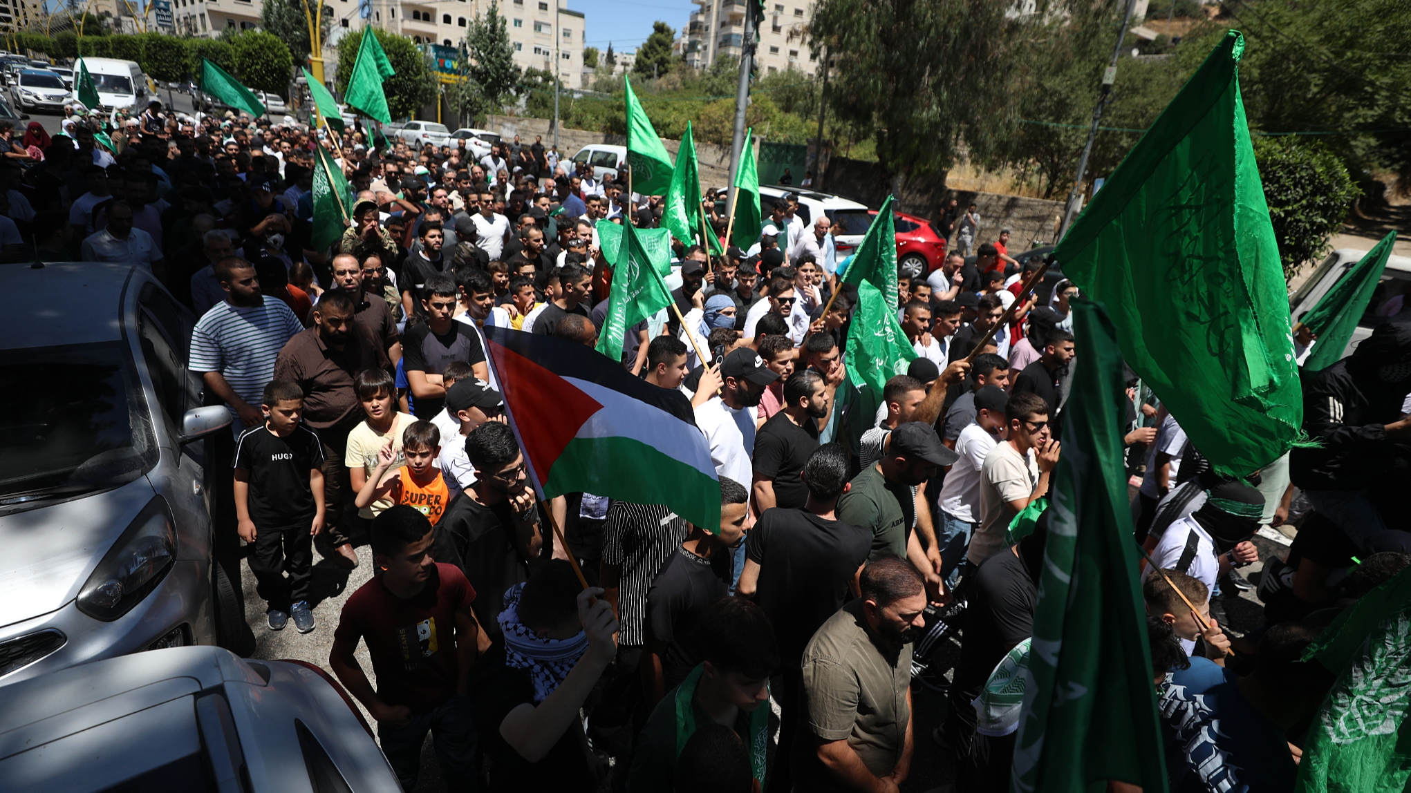 Palestinians waving flags and holding banners march during a demonstration over the assassination of Hamas Political Bureau Chief Ismael Haniyeh, in Hebron, West Bank, July 31, 2024. /CFP