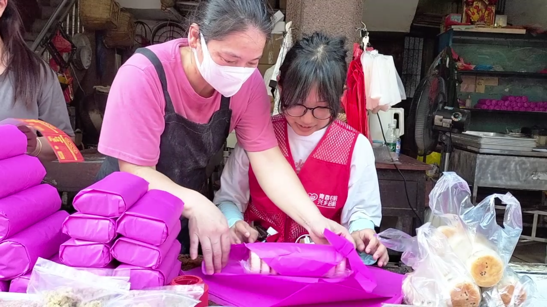 A student learns to package cookies in Huilai, Guangdong. 