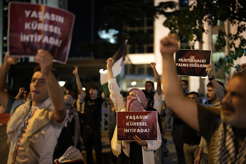 Protesters chant slogans during a protest to condemn killing of Hamas leader Ismail Haniyeh, next to Israel Consulate, Istanbul, Türkiye, July 31, 2024. /CFP