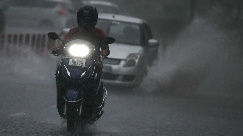 Commuters make their way amid heavy rainfall in New Delhi, India, June 29, 2024. /CFP