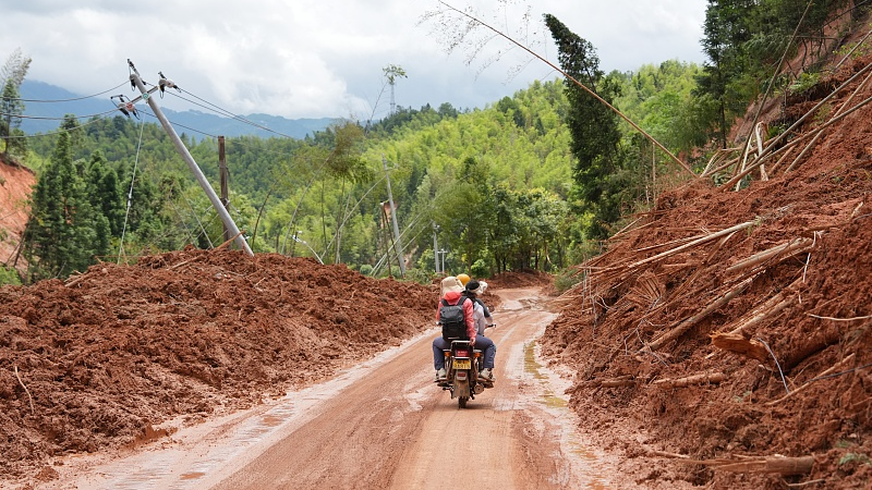 Jalan berlumpur menuju Perkampungan Etnis Yao Bamianshan di Kota Zixing, Provinsi Hunan, Tiongkok tengah, 1 Agustus 2024. /CFP 