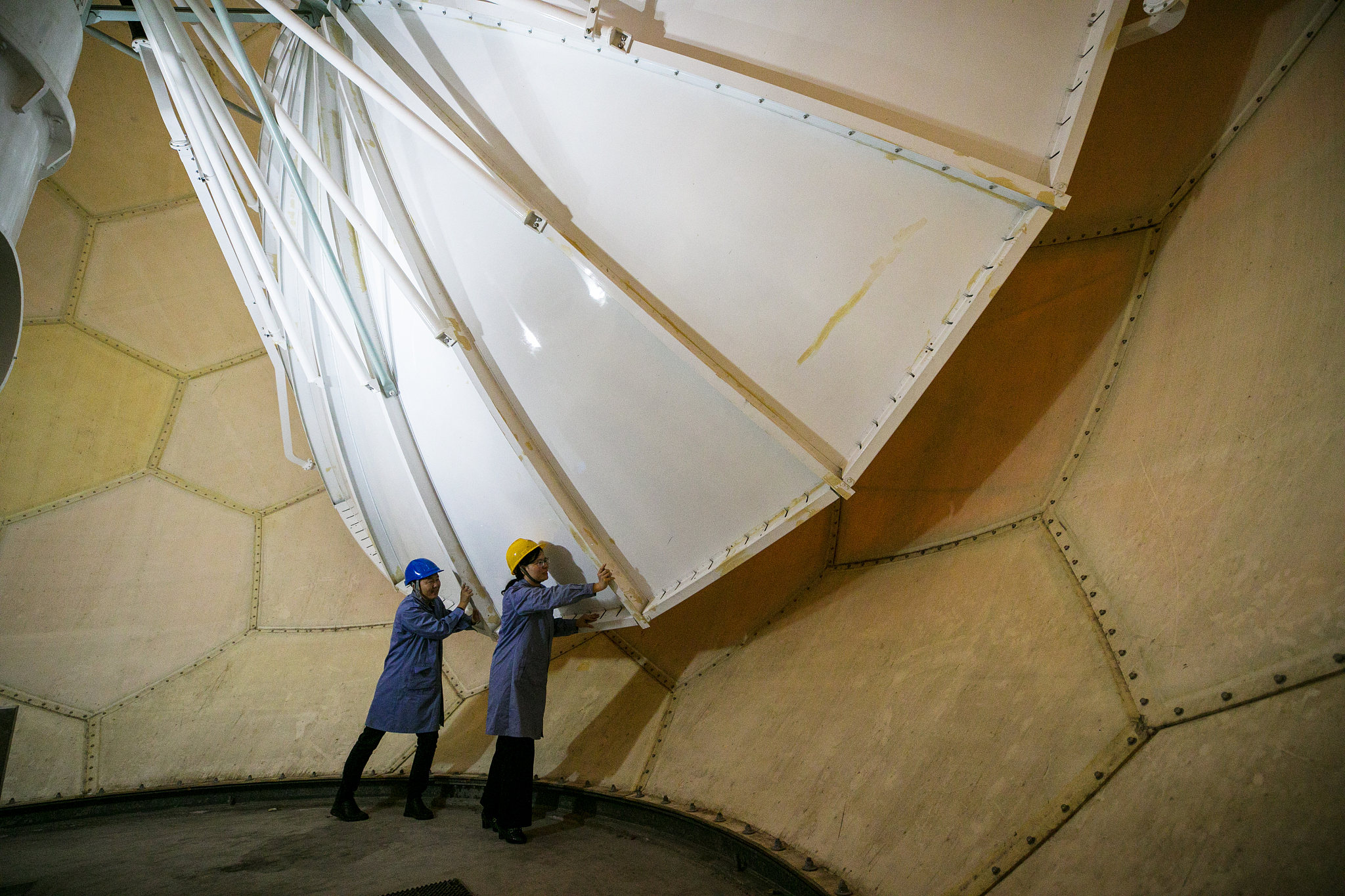 Staff members rotate a weather radar to check for anomalies in Quanzhou Meteorological Bureau, Quanzhou, east China's Fujian Province, January 6, 2024./ CFP