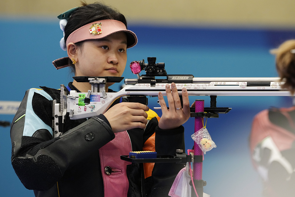 China's Zhang Qiongyue competes in the women's 50m rifle 3 positions shooting final at the Summer Olympics, in Chateauroux, France, August 2, 2024. /CFP