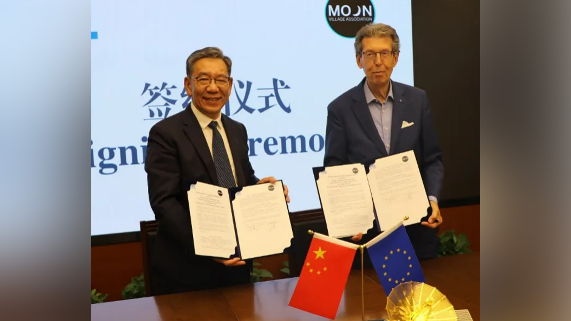 Wu Weiren (L), director of China's Deep Space Exploration Lab, and Giuseppe Rebaldi, president of the Moon Village Association, sign an MOU on July 17, 2024. /China's Deep Space Exploration Lab