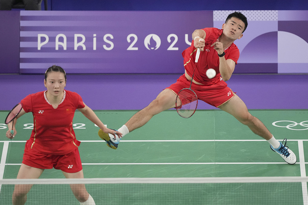 China's Zheng Siwei (R) and Huang Yaqiong compete in their mixed doubles badminton semifinal match at the Summer Olympics in Paris, France, August 1, 2024. /CFP