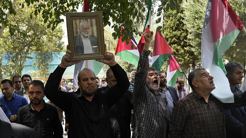 A man holds a picture of Hamas's political chief Ismail Haniyeh at a protest to condemn his killing in Tehran, Iran, July 31, 2024. /CFP