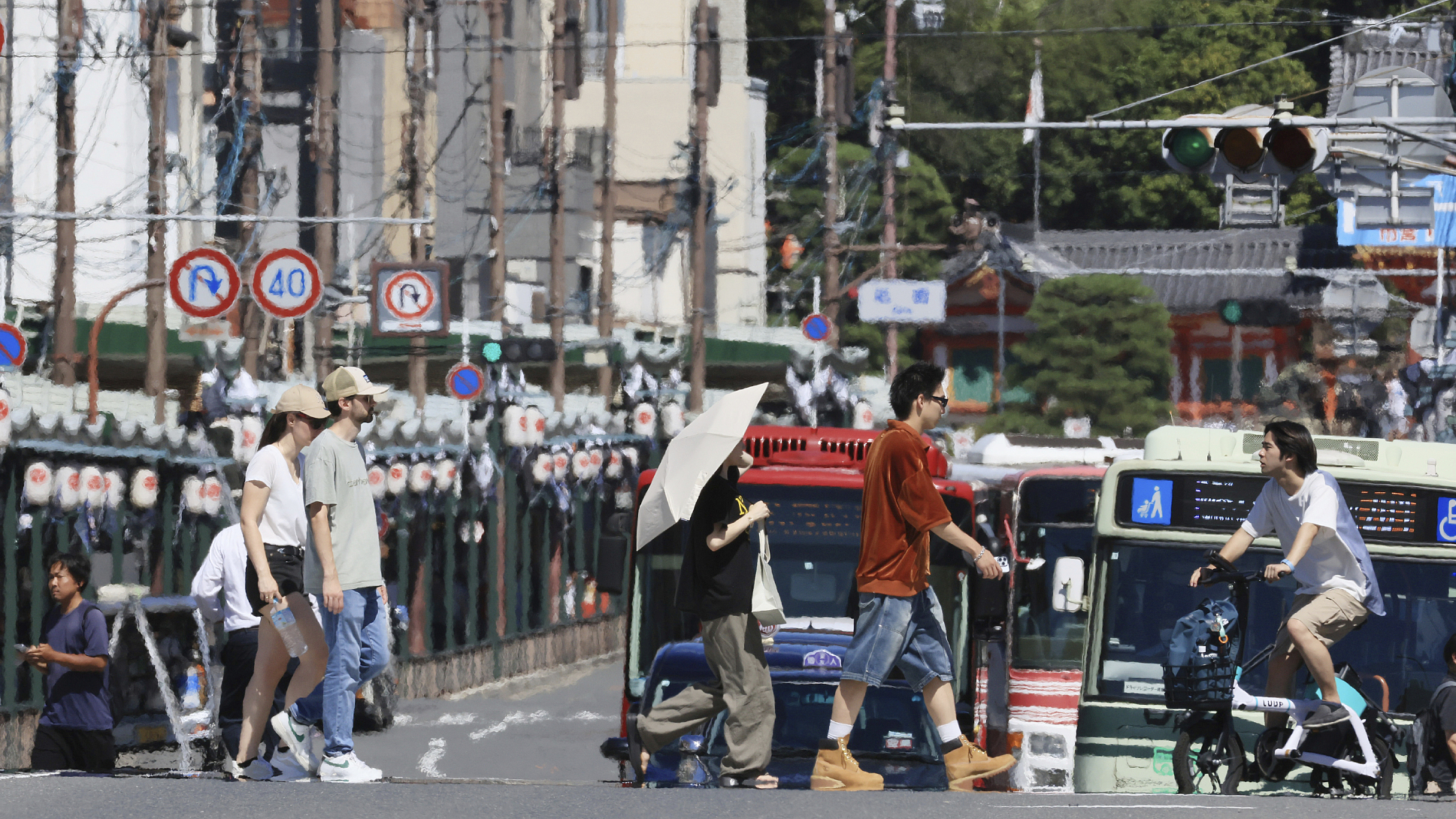 People walk on the crosswalk while the temperature rising in Kyoto City, Kyoto Prefecture on July 29, 2024. The highest temperature in central Kyoto was 39.4 degrees Celsius. /CFP