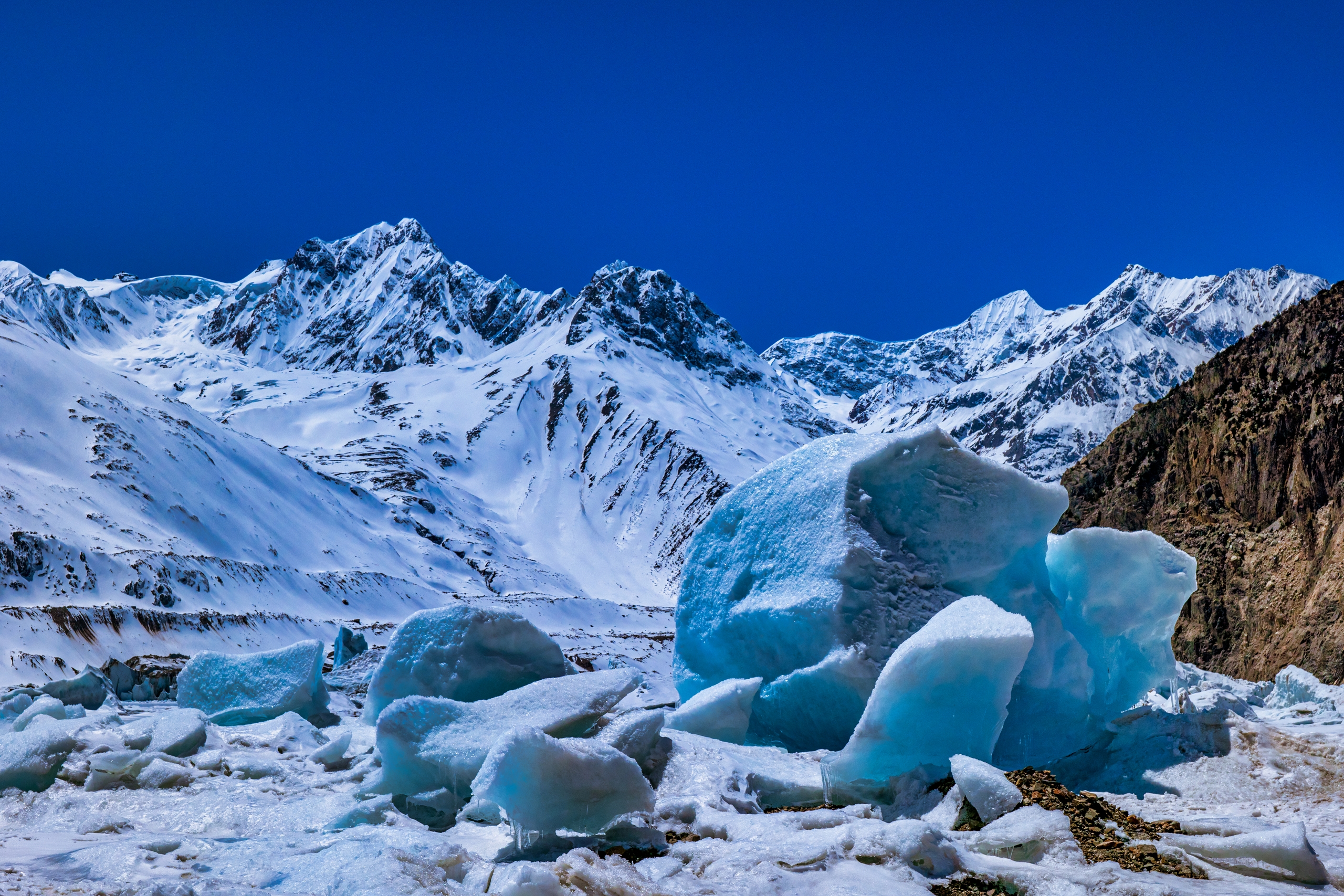 A file photo shows the ice and snow on the mountains close to Ranwu Lake in Chamdo, Xizang. /IC