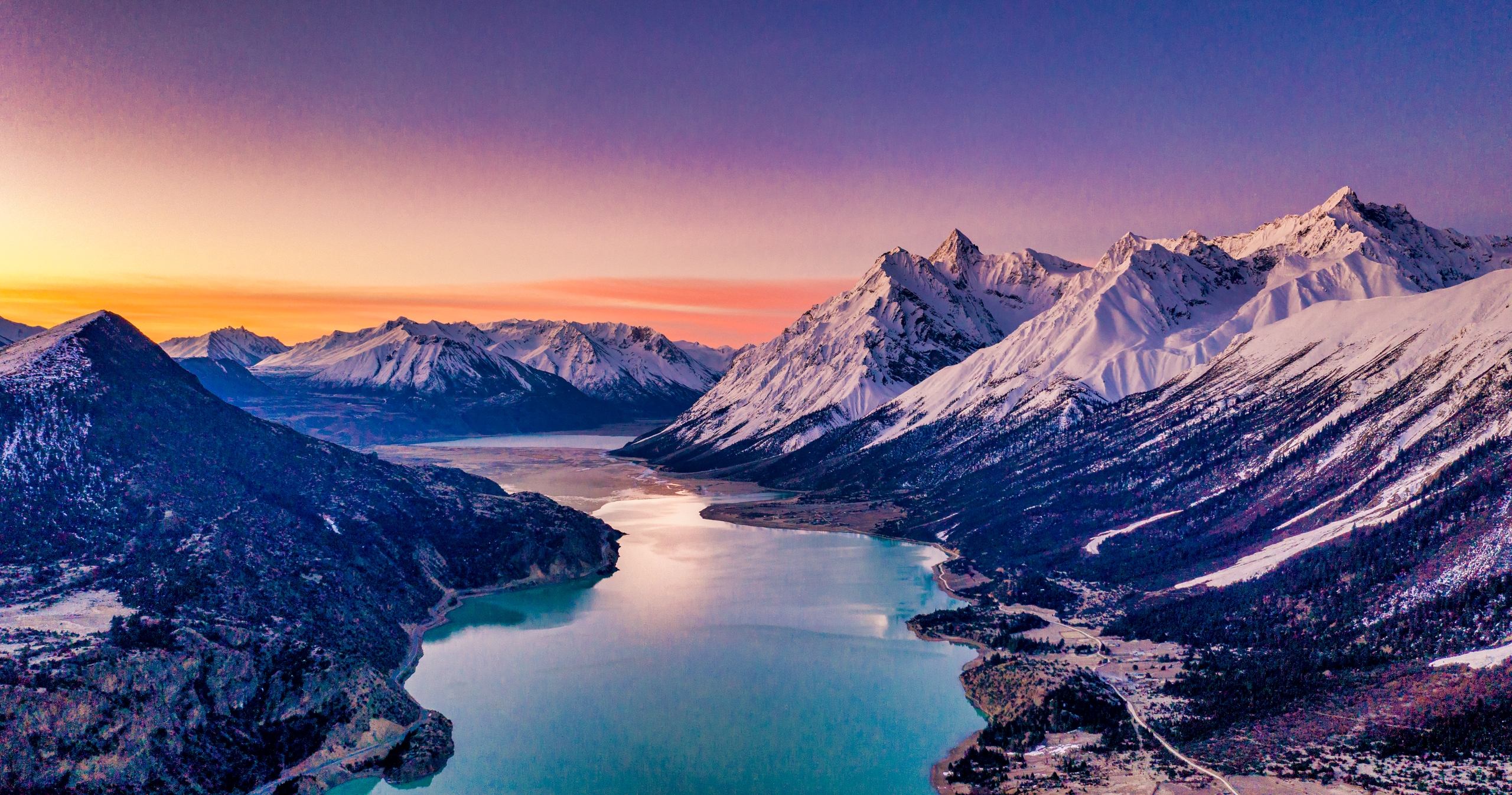 A file photo shows Ranwu Lake in the sun in Chamdo, Xizang. /IC