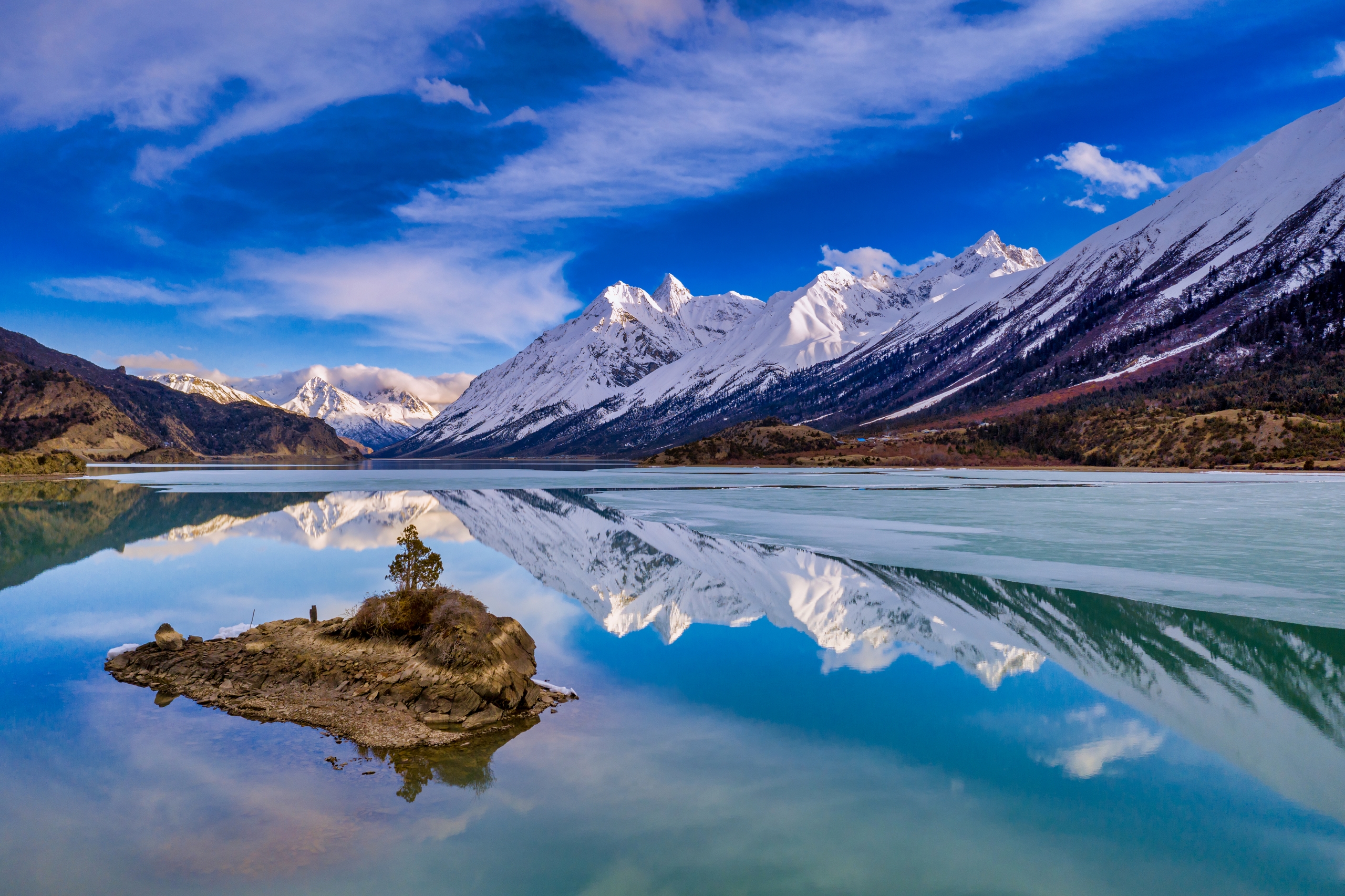 A file photo shows Ranwu Lake in Chamdo, Xizang. /IC