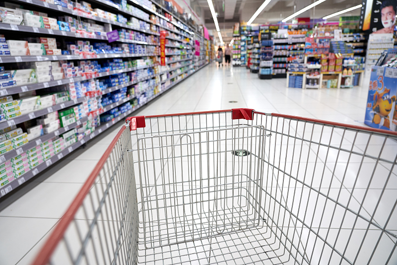 A shopping cart in a supermarket. /CFP