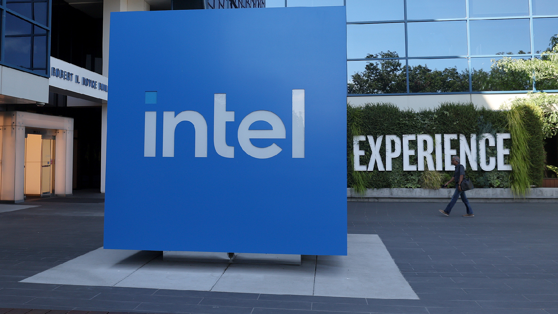 Intel, U.S. Chipmaker, Announces 15% Job Cuts