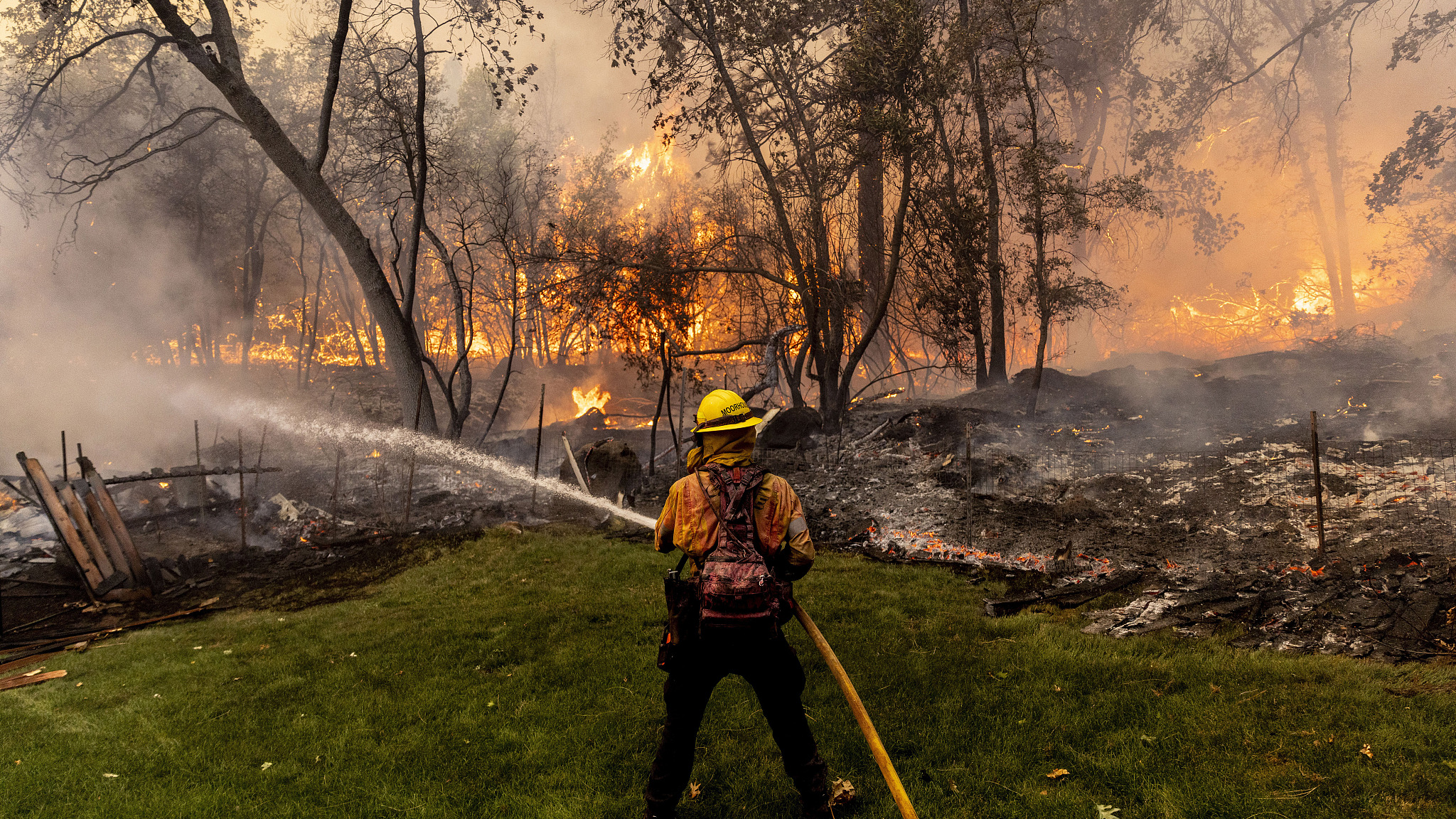 Seorang petugas pemadam kebakaran California mempertahankan rumah mobil saat memadamkan Kebakaran Park di komunitas Cohasset dekat Chico, California, AS, 25 Juli 2024. /CFP