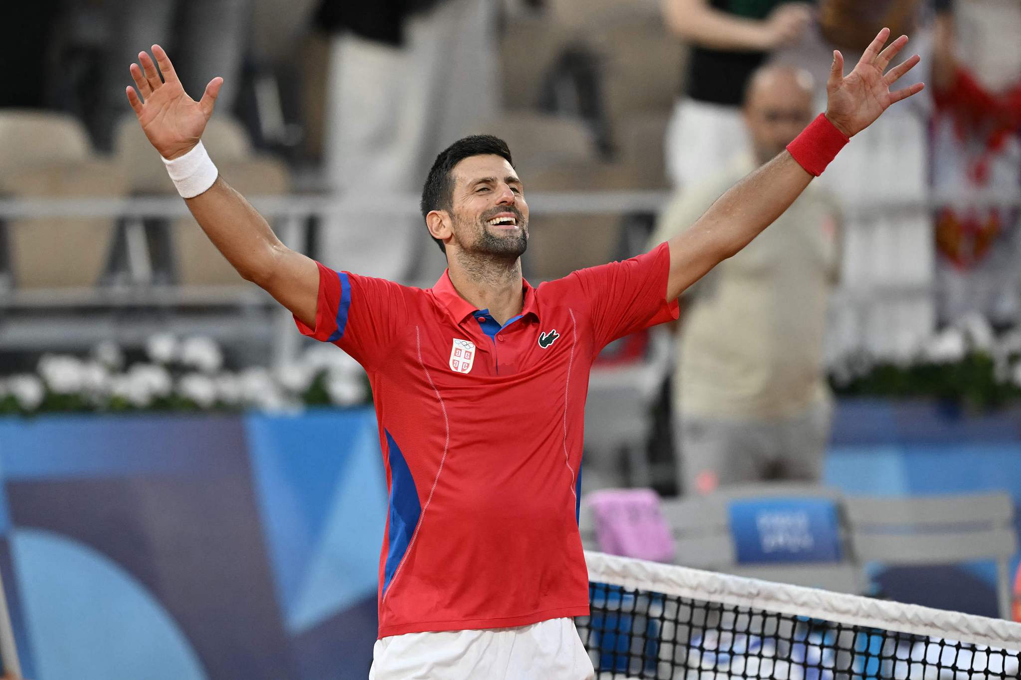 Novak Djokovic dari Serbia merayakan kemenangannya atas Lorenzo Musetti dari Italia dengan skor 6-4, 6-2 pada semifinal tenis tunggal putra Olimpiade Musim Panas 2024 di Paris, Prancis, pada 2 Agustus 2024. /CFP