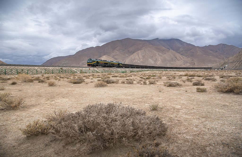 An undated photo shows a freight train traveling on the Qinghai-Xizang Railway. /CFP