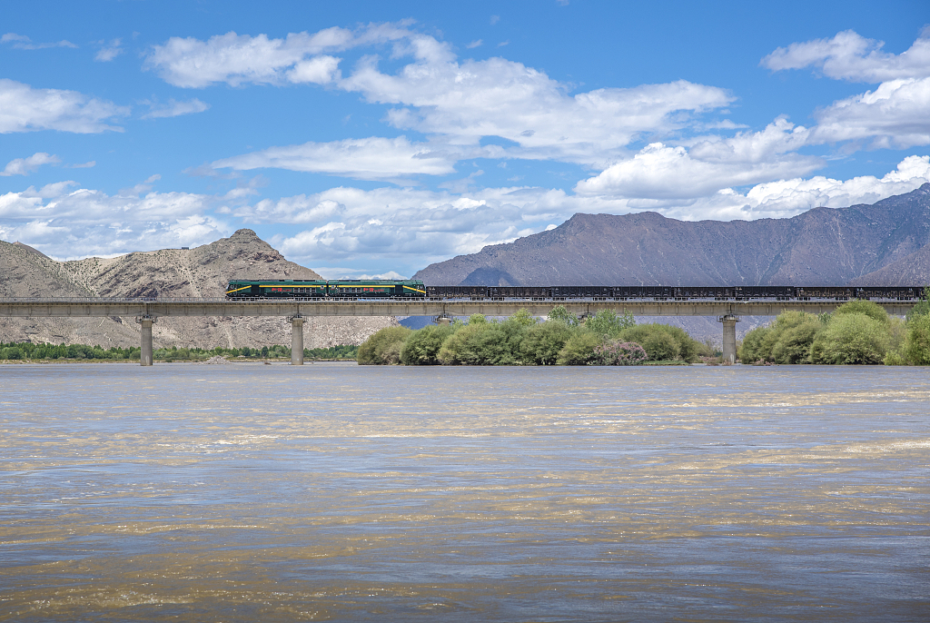 An undated photo shows a freight train traveling on the Qinghai-Xizang Railway. /CFP