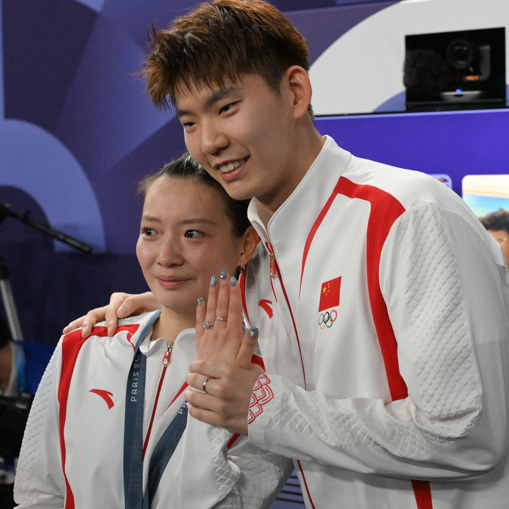 Chinese badminton player Huang Yaqiong (left) and Liu Yuchen pose for a photo after a final in Paris, France on August 2, 2024. /IC