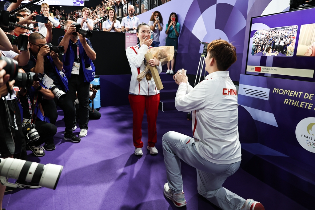 Chinese badminton player Huang Yaqiong is proposed to by Liu Yuchen, also a Chinese badminton player, after her final in Paris, France, on August 2, 2024. /IC