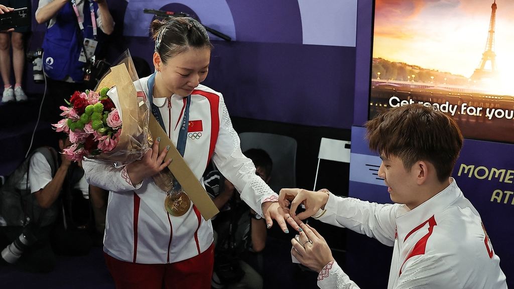 Chinese badminton player Huang Yaqiong (left) is proposed to by Liu Yuchen, also a Chinese badminton player, after her final in Paris, France, on August 2, 2024. /IC