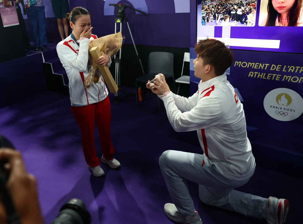 Chinese badminton player Huang Yaqiong (left) is proposed to by Liu Yuchen, also a Chinese badminton player, after her final in Paris, France, on August 2, 2024. /IC