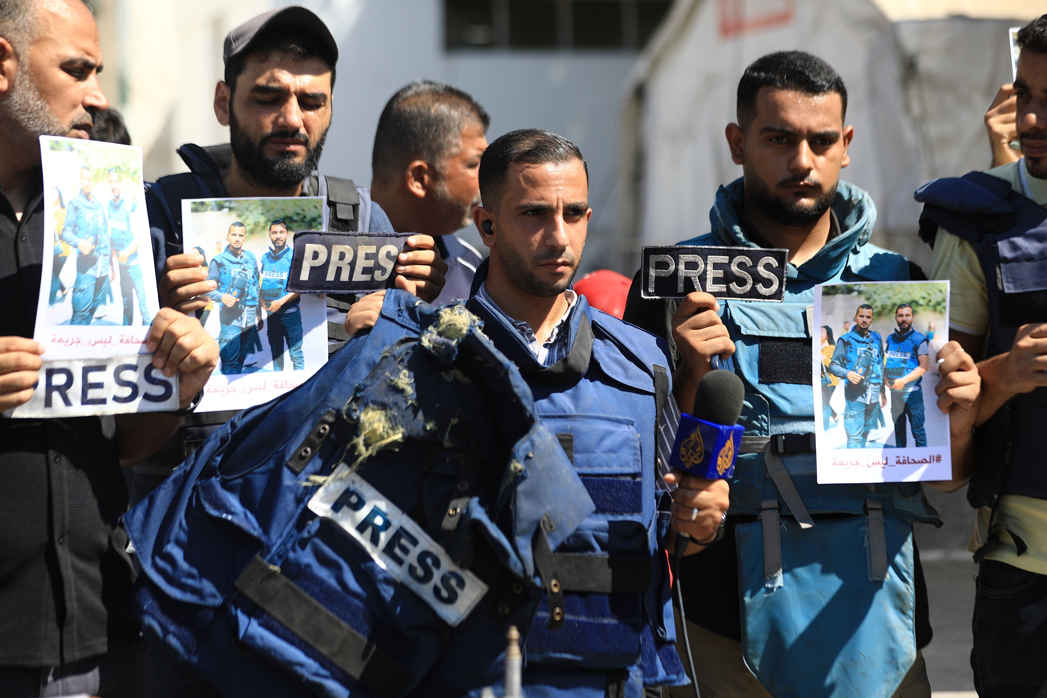 Dozens of journalists protest while holding press badges and pictures of their colleagues Ismail al-Ghoul and Rami al-Rifi, who lost their lives on duty, Gaza City, August 1, 2024. /CFP
