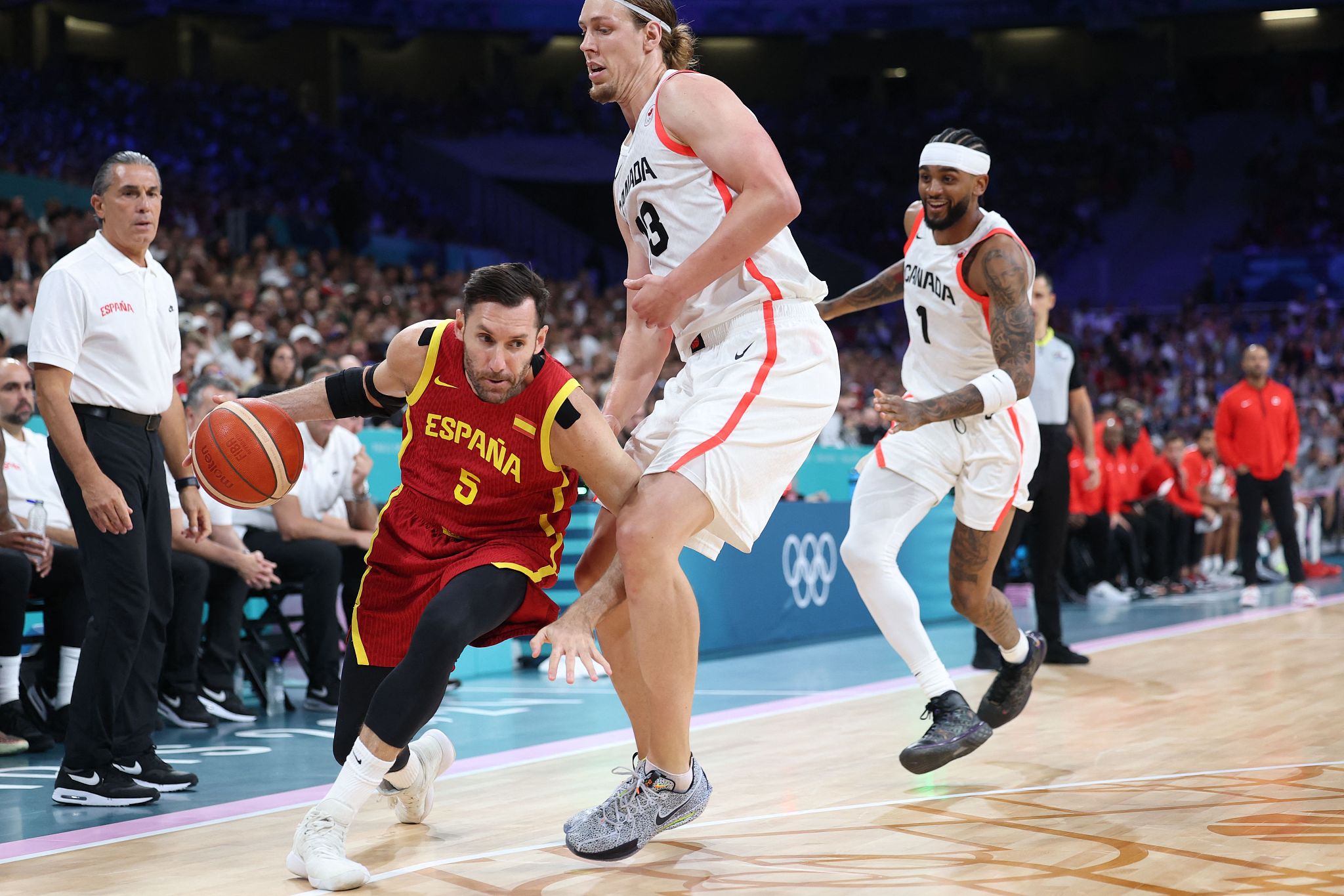 Rudy Fernandez (#5) of Spain drives inside during a men's basketball game against Canada at the 2024 Summer Olympics in Paris, France, August 2, 2024. /CFP